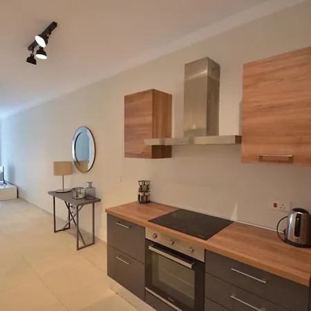1 Bedroom Flat Close To Sliema Front Апартаменты