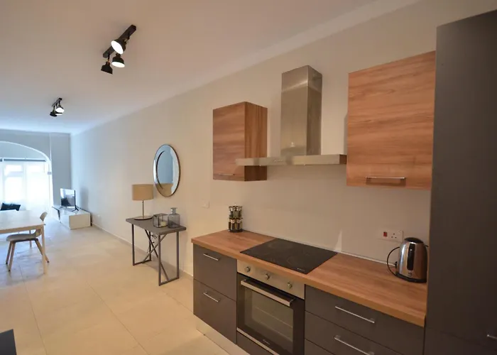 1 Bedroom Flat Close To Sliema Front Апартаменты